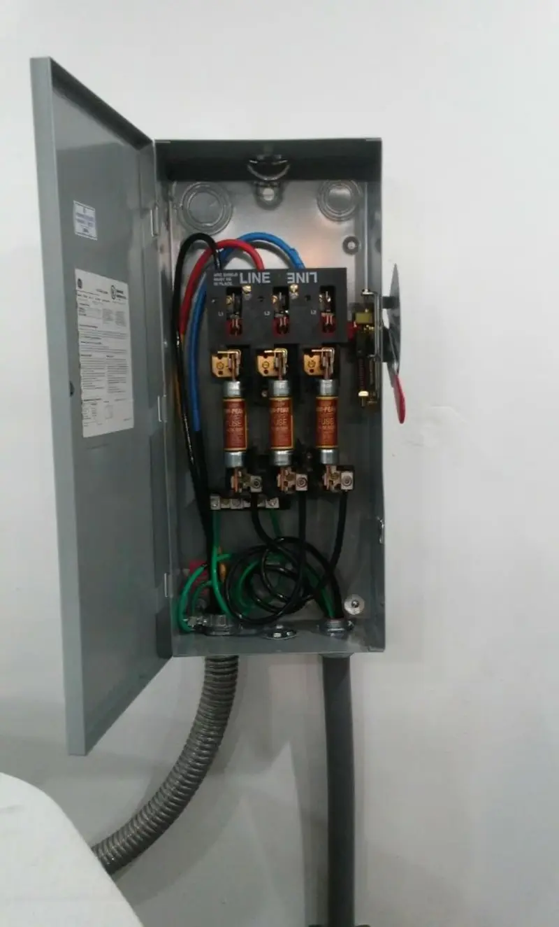 Three-phase disconnect switch installed for Smoke Detector Installation in Roseburg North